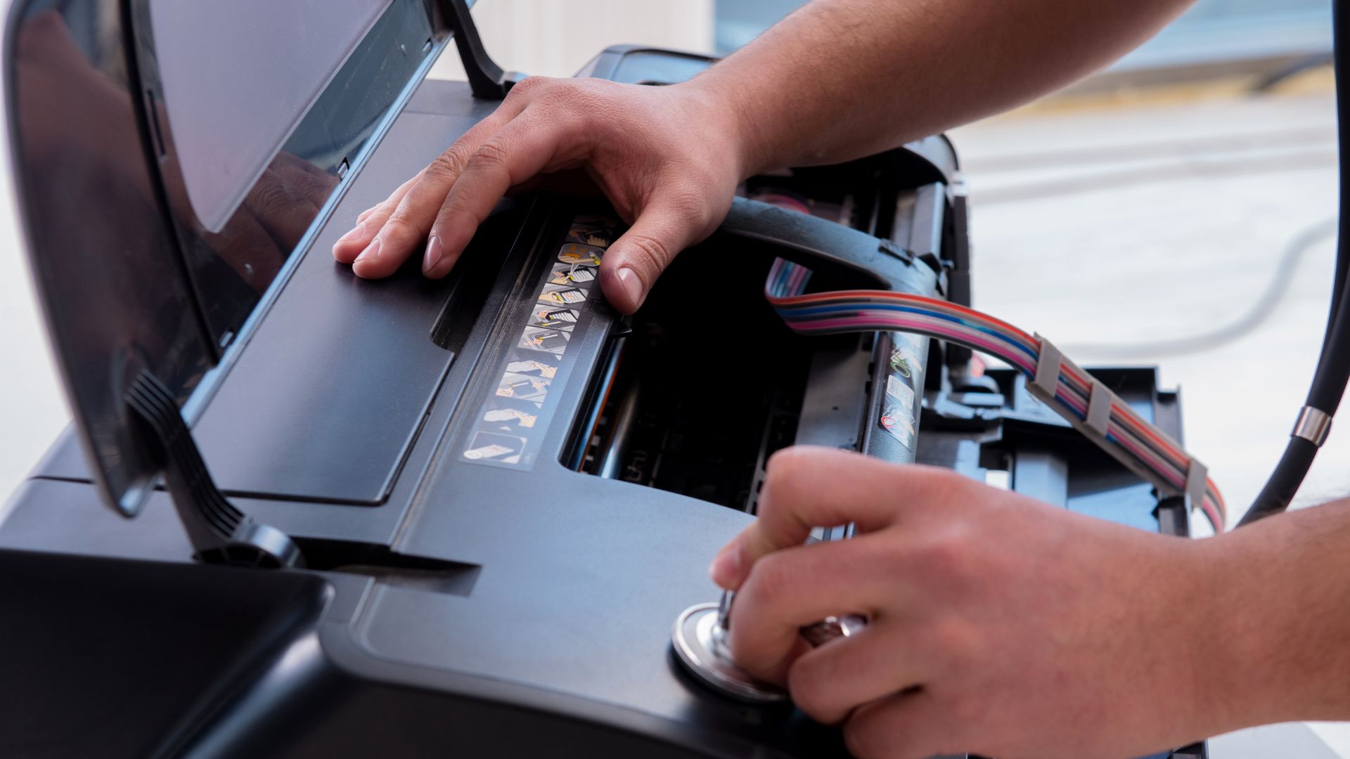 5 Korzyści Płynących z Regularnego Serwisowania Drukarek – Nasz Serwisant Andrzej Radzi!